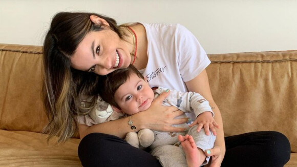 Sthefany Brito posa com filho, de 7 meses, e pets e beleza do bebê chama atenção: 'Fofo'