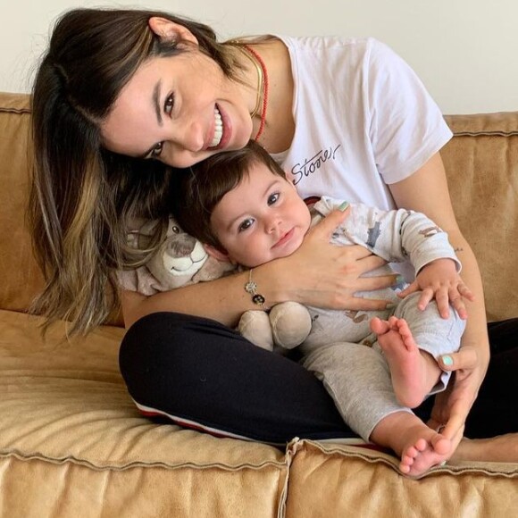Sthefany Brito posou para fotos com o filho, Enrico