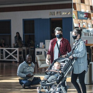 Filho de Marcos Veras rouba a cena em passeio no shopping com os papais