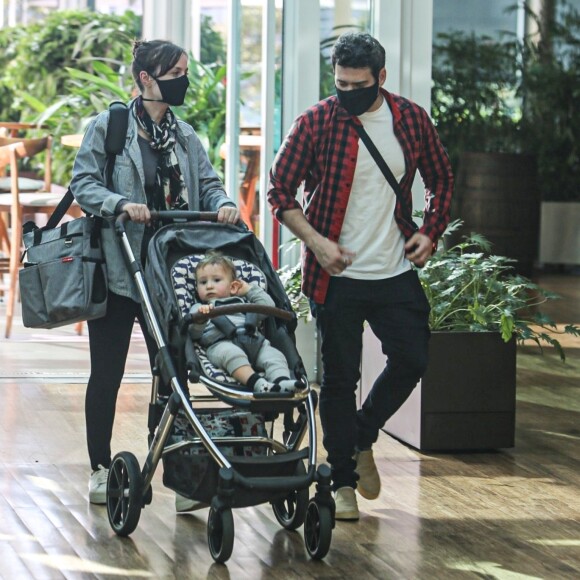 Marcos Veras e Rosanne Mulholland levam o pequeno Davi para passear