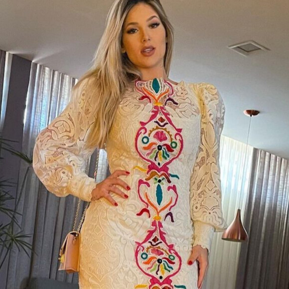 Virgínia Fonseca usa look curto bordado em surpresa para Zé Felipe por 1º ano juntos: 'Gata'