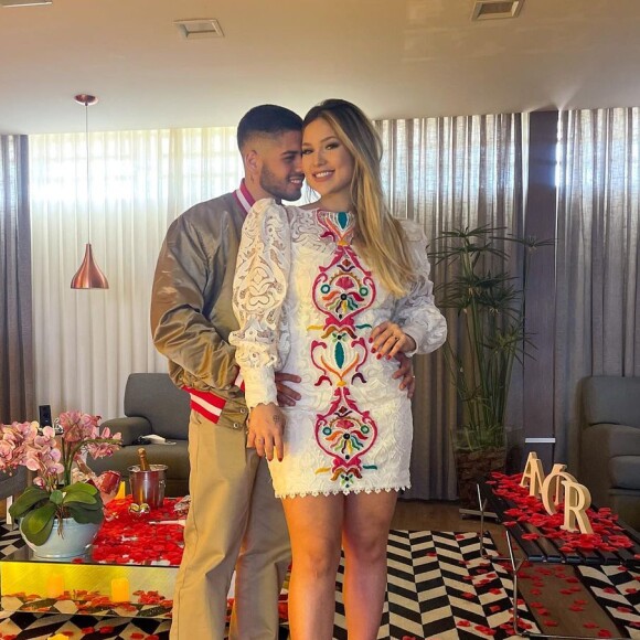 Virgínia Fonseca e Zé Felipe posam abraçados em 1º aniversário de namoro