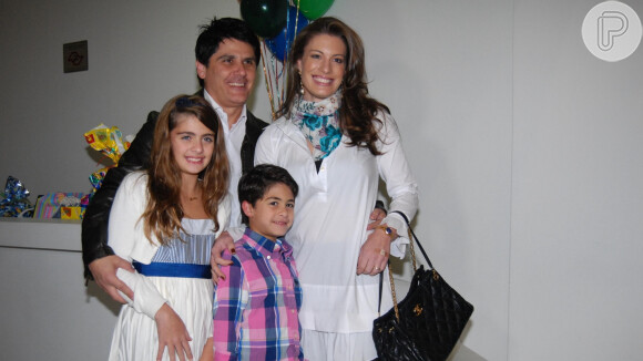Cesar Filho e Elaine Mickely já aparecem em público com os filhos há anos