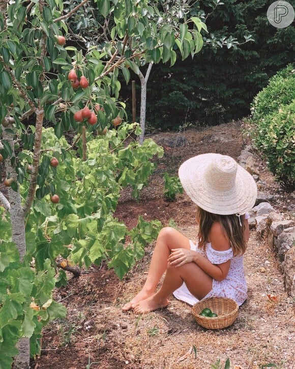O jardim da casa de Giovanna Ewbank é repleto de árvores frutíferas