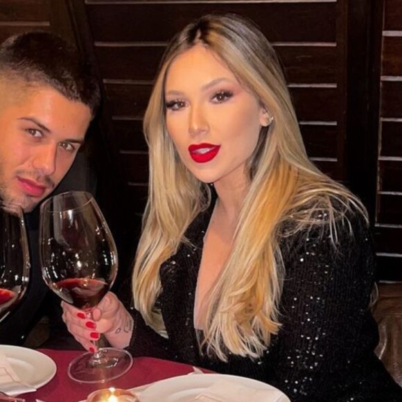 Virgínia se arrumou para celebrar um ano com Zé Felipe, com quem se casou em março