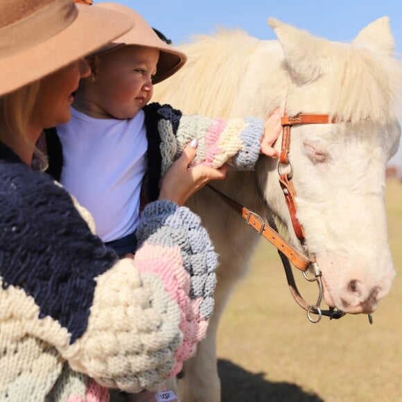 Filha de Ana Paula Siebert, Vicky anda a cavalo