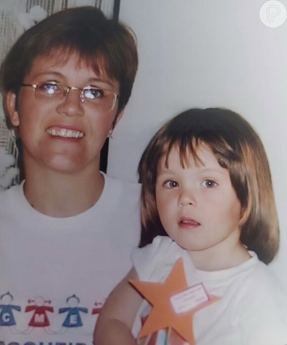 Larissa Manoela ao lado da mãe, Silvana, em foto de infância