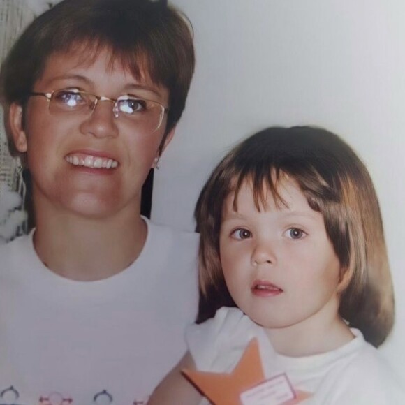 Larissa Manoela ao lado da mãe, Silvana, em foto de infância