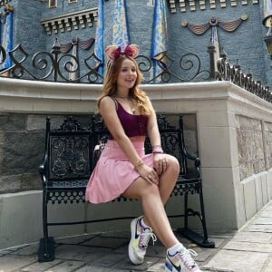 Larissa Manoela está passeando pela Disney