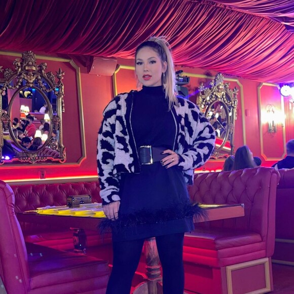 Look completo para jantar em pizzaria contava com meia calça e salto alto