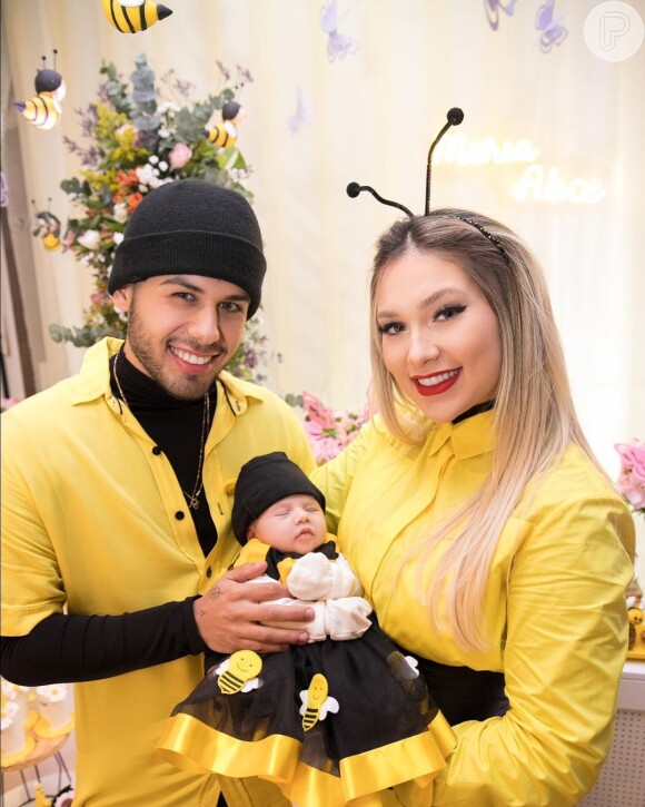 No aniversário de 30 dias da pequena, a família combinou nos looks de abelha