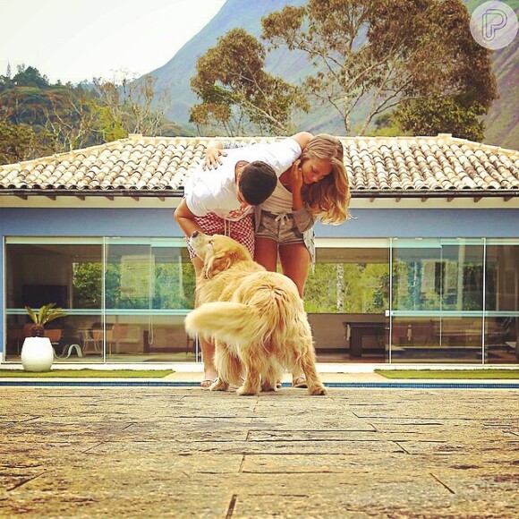 Enzo Celulari e a namorada Jéssica Günter brincam com cachorro durante viagem