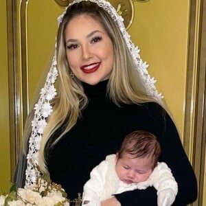 Virgínia Fonseca apareceu em foto vestida de noiva com a filha do casal, Maria Alice, nos braços