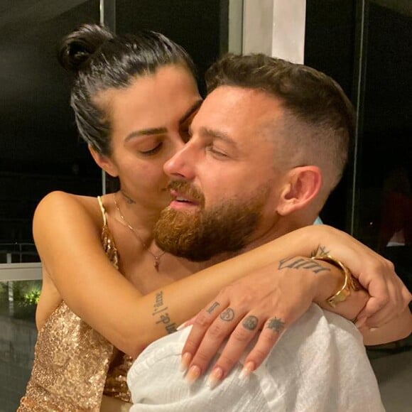 Cleo e o namorado Leandro D'Lucca vão casar em cartório em Minas Gerais