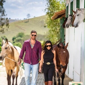 Cleo e Leandro D'Lucca namoram desde 2020, fizeram tatuagem no pulso juntos e vão casar no civil em Minas Gerais