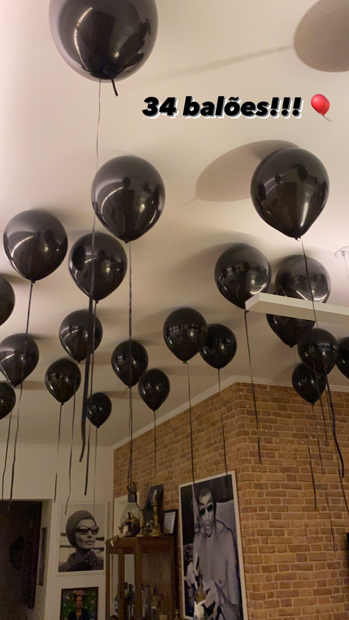 Foto: Decoração de despedida de solteira de Cleo contou com surpresa de  amigas e 34 balões pretos - Purepeople