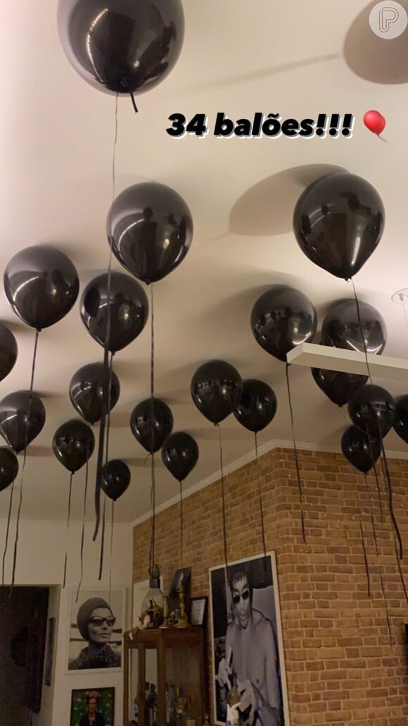 Decoração de despedida de solteira de Cleo contou com surpresa de amigas e 34 balões pretos