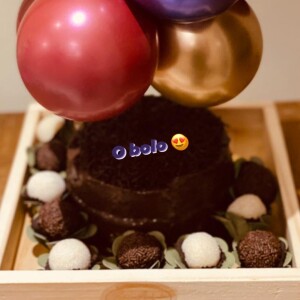 Bolo da despedida de solteira surpresa de Cleo, organizada por amigas