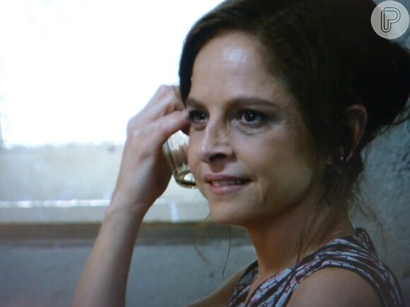 Mesmo desacordada, Cora (Drica Moraes) diz para José Alfredo (Alexandre Nero) onde escondeu o diamante