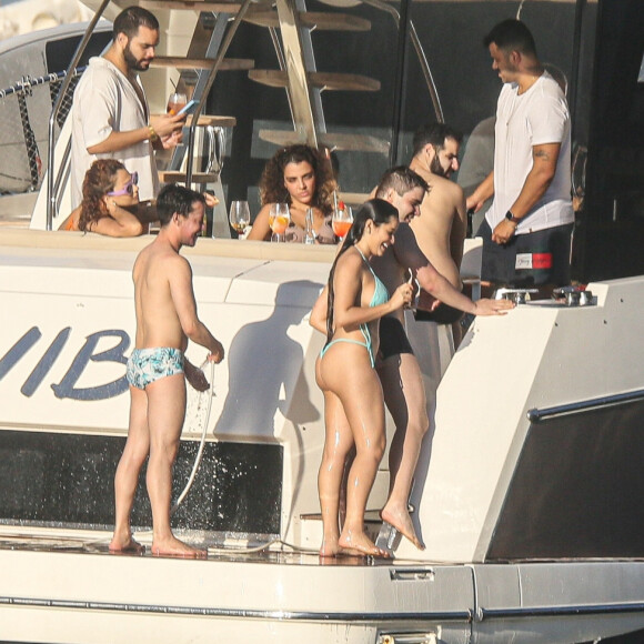 Juliette e empresário Daniel Trovejani foram vistos juntos em barco