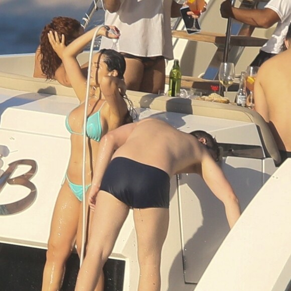 Juliette e o empresário Daniel Trovejani ficaram juntos durante passeio de barco