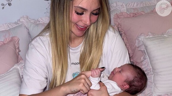 Filha de Virgínia Fonseca e Zé Felipe surgiu sorridente em foto com a mãe: 'Como eu amo quando ela aperta meu dedo'