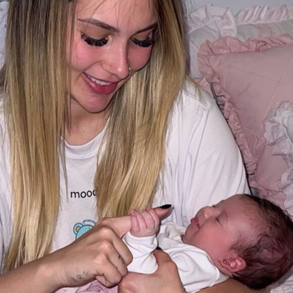 Filha de Virgínia Fonseca e Zé Felipe surgiu sorridente em foto com a mãe: 'Como eu amo quando ela aperta meu dedo'