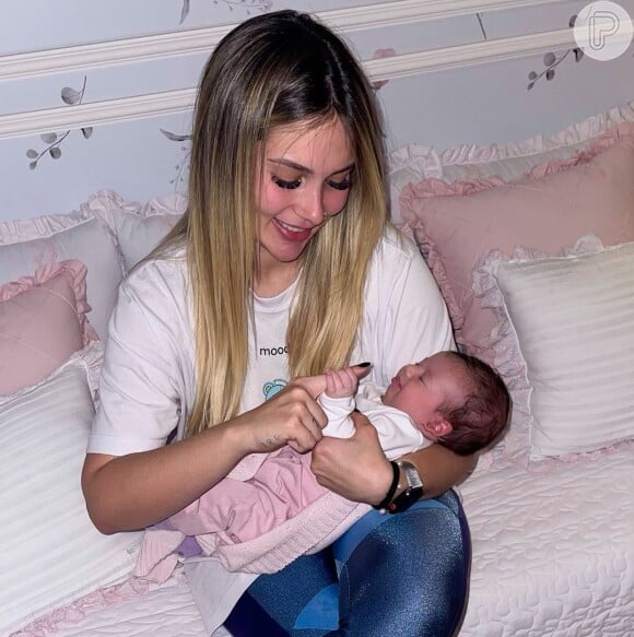 Filha de Virgínia Fonseca e Zé Felipe, Maria Alice divertiu a mãe ao apertar o seu dedo