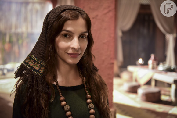 Na novela 'Gênesis', Lia (Michelle Batista) assume o lugar da irmã, Raquel (Thais Melchior), após ser desprezada por mais um homem