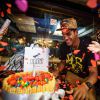 Marcello Melo Jr. ganha bolo de aniversário durante lançamento de coleção