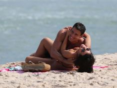 De biquíni, Andreia Horta beija Cauã Reymond em gravação em praia do Rio. Fotos!