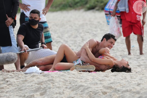 A gravação com Cauã Reymond e Andreia Horta aconteceu na praia de Grumari, zona oeste do Rio