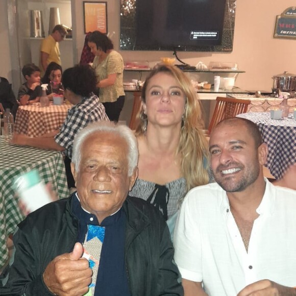 Paolla Oliveira e Diogo Nogueira posam com amigo em foto