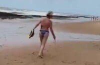 Ana Maria Braga postou vídeo de biquíni em dia de férias na praia e fez um desenho de coração na areia