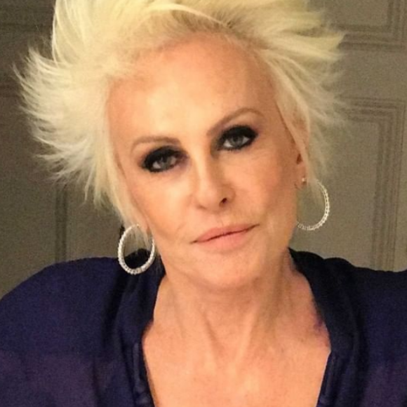 Ana Maria Braga curte praia de biquíni no litoral da Bahia e recebe elogios na internet