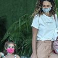 Filha de Débora Nascimento usou vestido trendy em passeio com a mãe em 26 de julho de 2021