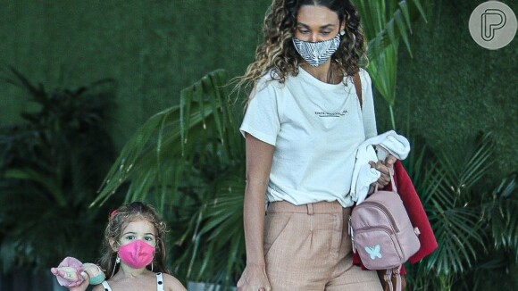 Filha de Débora Nascimento usou vestido trendy em passeio com a mãe em 26 de julho de 2021