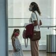 Débora Nascimento e a filha, Bella, foram clicadas ao esperarem o elevador de shopping