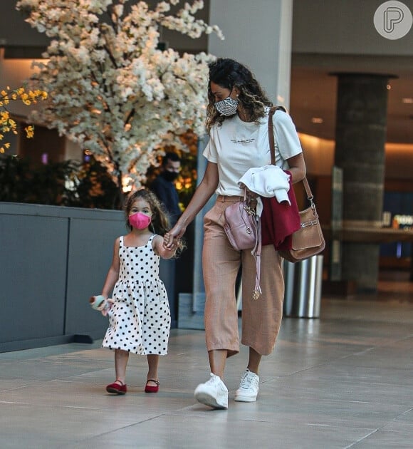 Filha de Débora Nascimento e José Loreto aproveitou tarde em shopping com a mãe