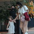 Filha de Débora Nascimento, Bella, de 3 anos, usou vestido de poá em passeio por shopping com a mãe