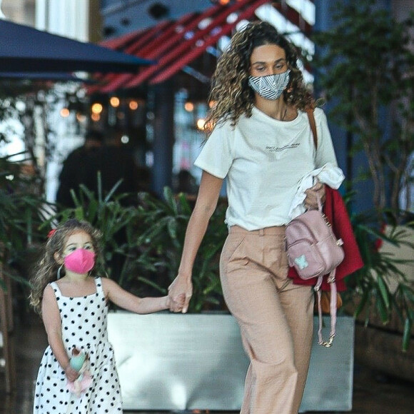 Filha de Débora Nascimento não desgrudou de sua boneca em passeio com a mãe