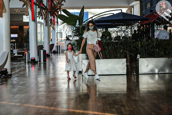 Débora Nascimento e Bella fizeram programa de mãe e filha em shopping
