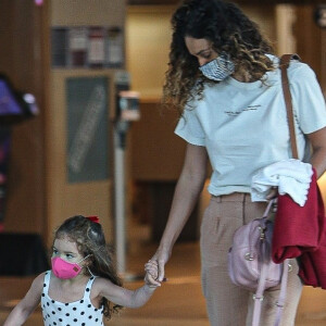 Filha de Débora Nascimento se divertiu em shopping com a mãe