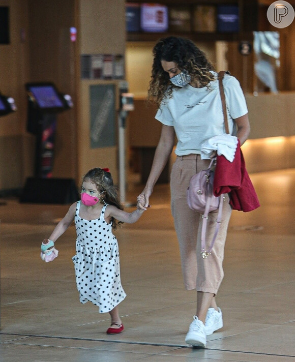 Filha de Débora Nascimento se divertiu em shopping com a mãe