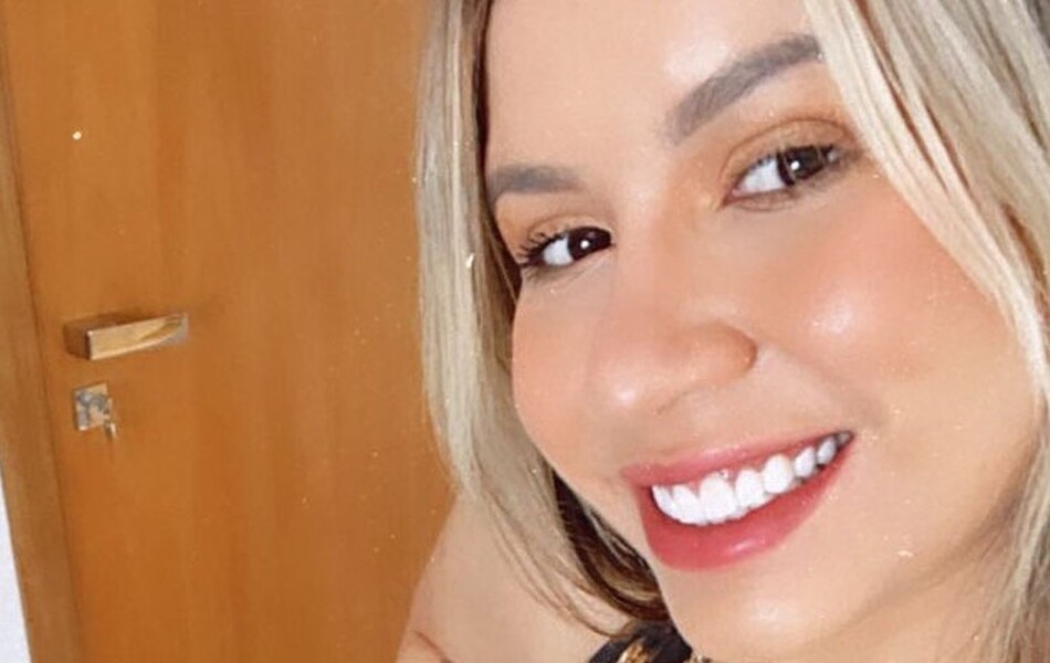 Corpo De Mar Lia Mendon A Cantora Rebate Cr Tica Por Cirurgias Purepeople