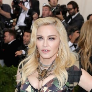 Vestido longo com estampa militar: a escolha de Madonna inspira leoninas