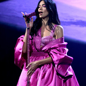 A cantora Dualipa é leonina e roubou a cena com look rosa em premiação