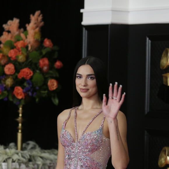 Dua Lipa com vestido de transparência