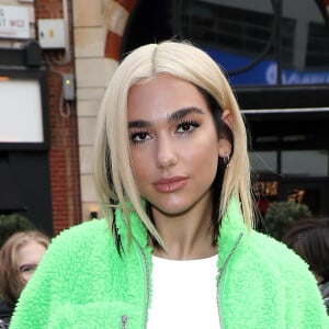 Looks neons, como esse de Dua Lipa - nascida em 22 de agosto - são perfeitos para leoninas