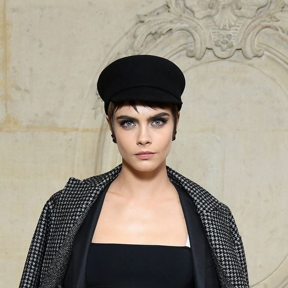 Cara Delevingne em look monocromático preto 